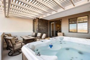 a large bath tub in a room with a table and chairs at Desert Daydream townhouse in St. George