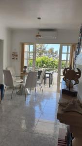 un soggiorno con tavolo e sedie bianche di Superior Apartment Casa Vela Albufeira S Rafael beach ad Albufeira
