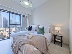 Postel nebo postele na pokoji v ubytování Manzil - Ultra Luxury 2BR with Burj Khalifa Views from Balcony and near Dubai Mall