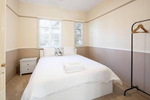 מיטה או מיטות בחדר ב-Scarborough Waterfront 2-bedroom Cottage