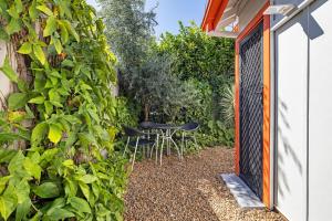 un giardino con recinzione, tavolo e sedie di Scarborough Waterfront 2-bedroom Cottage a Scarborough