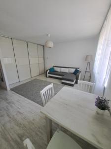 een woonkamer met een tafel en een bank bij Comfort in Daugavpils