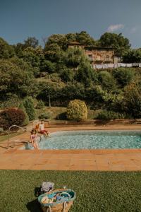 un niño está jugando en una piscina en Casa Etxalde, en Camprodon