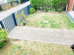 a sidewalk in a yard next to a fence at 80m2-Maison des quais - parking - jardinet in Rouen