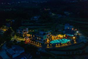 una vista aérea de una casa con piscina por la noche en XMAN Valley Sunrise Resort en Zhangjiajie