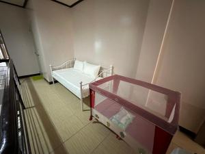 um quarto de hospital com uma cama e uma mesa em The Townes Davao Townhouses em Davao