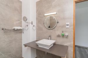uma casa de banho com um lavatório e um espelho em Romance Bungalows em Beau Vallon