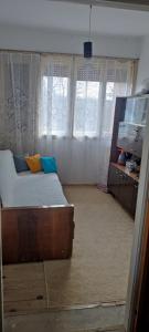 Schlafzimmer mit einem Bett und einem Fenster mit Vorhängen in der Unterkunft Villa Ljubica 