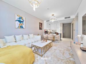 Ruang duduk di Stylish Waterfront 1 BR w pvt beach near Downtown