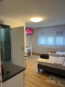Cette chambre comprend 2 lits et un bureau. dans l'établissement OPG - ZM APARTMANI MARTINOVIĆ, à Novska
