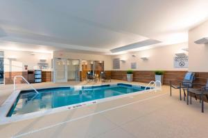 una gran piscina en una habitación de hotel en Fairfield Inn & Suites by Marriott Indianapolis Fishers, en Fishers
