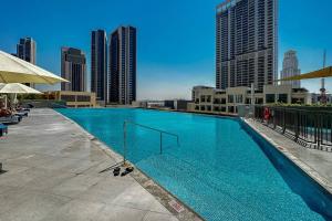 Bazén v ubytování Luxury 2bedroom Dubai Creek Balcony & Views nebo v jeho okolí