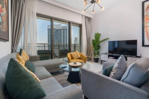 TV a/nebo společenská místnost v ubytování Luxury 2bedroom Dubai Creek Balcony & Views