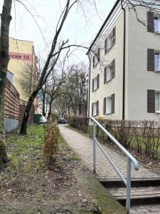 ビャウィストクにあるApartament Akademickaの隣の建物の横の歩道