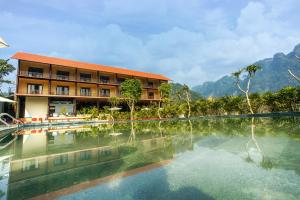 Hồ bơi trong/gần HỒ ĐÁ CỔ THIÊN LONG RESORT