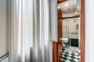 Koupelna v ubytování Baltik Guesthouse + 37 fotografií