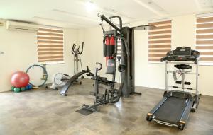 un gimnasio con varias bicicletas estáticas y una cinta de correr en CityBay Palace Hạ Long Hotel, en Ha Long