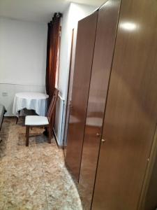 a room with a table and a chair and a cabinet at Habitación tranquila y familiar in Madrid