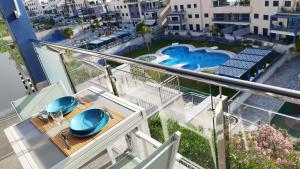 a balcony with a table and a swimming pool at Junto al mar y con piscina abierta in Almuñécar