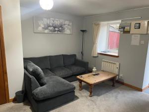 uma sala de estar com um sofá e uma mesa de centro em Barfad Self Catering Holiday Cottages em Tarbert