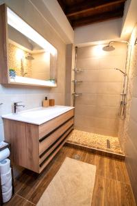 Ванная комната в DIMIS ASOMATOS HOMES +93 фотографии