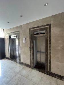 un corridoio con due porte in un edificio di Apartment on Nizami street a Baku