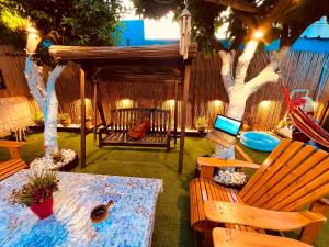 eine Terrasse mit einem Tisch und einem Laptop darauf in der Unterkunft Paradise Rabab Apartment & Guesthouse in Haifa