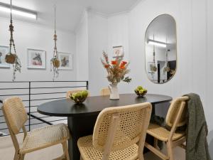 una sala da pranzo con tavolo, sedie e specchio di VENUS Central Sydney - FEMALE ONLY HOSTEL a Sydney