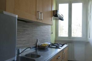 een keuken met een wastafel, een fornuis en een raam bij Ospitaci Appartamenti Viale Mezzetti in Foligno