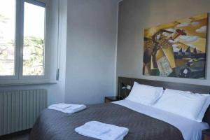 フォリーニョにあるOspitaci Appartamenti Viale Mezzettiのベッドルーム1室(ベッド1台、タオル2枚付)