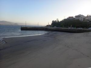 - une plage avec une jetée au bord de l'eau dans l'établissement Covelobeach, à Pontevedra