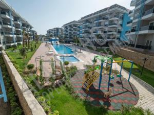 Vaizdas į baseiną apgyvendinimo įstaigoje Calypso Residence Luxurious Beachside Apartment in Alanya D6 arba netoliese