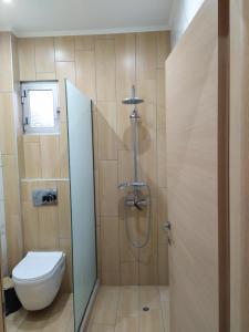 A bathroom at Studios Periklis