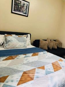 Postel nebo postele na pokoji v ubytování Bay View Apartment Sunvida Tower 29 SM City
