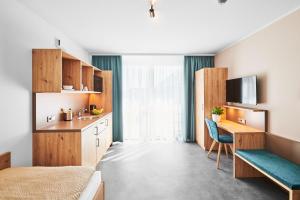 赫伦贝格Gästehaus Bosch的一间卧室，配有一张床、一张书桌和一张桌子