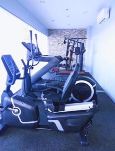 Fitness centrum a/nebo fitness zařízení v ubytování Bay View Apartment Sunvida Tower 29 SM City + 9 fotografií