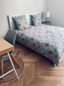 a bedroom with a bed and a table and a chair at Le Cottage du Château - INSEAD-Grand Parquet in Fontainebleau