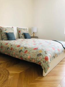 Säng eller sängar i ett rum på Le Cottage du Château - INSEAD-Grand Parquet