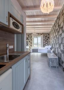Kuchyň nebo kuchyňský kout v ubytování Hilltop Suites Milos