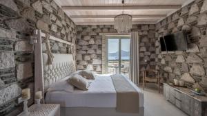 TV a/nebo společenská místnost v ubytování Hilltop Suites Milos
