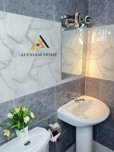 a bathroom with a sink and a mirror at Studio Moderne et Chic in Douala