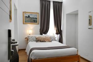Schlafzimmer mit einem Bett und einem Fenster in der Unterkunft Il Fascino Di Roma in Rom