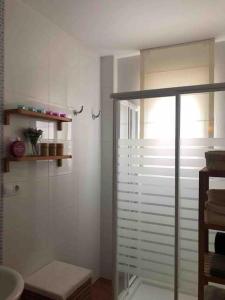 Ένα μπάνιο στο A un paso de la playa. Parque natural Cabo de Gata