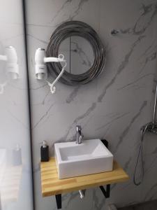 A bathroom at Studios Periklis