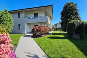 Villa Camelia32 Milano&Como في Barlassina: منزل أبيض كبير مع ساحة عشب