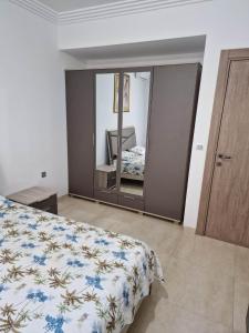 莫納斯提爾的住宿－Palm lake resort Folla Monastir，一间卧室配有一张床和镜子