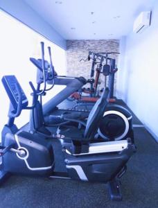 um ginásio com duas bicicletas de exercício num quarto em Bay View Apartment Sunvida Tower 28 em Cebu