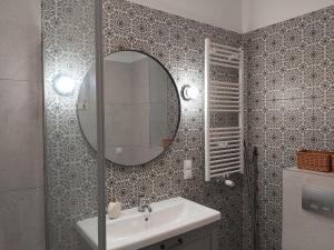 een badkamer met een wastafel en een spiegel bij Apartament Osada Górska in Szklarska Poręba