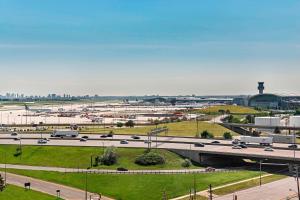 eine Autobahn mit Autos und LKWs auf einer Autobahn in der Unterkunft The Westin Toronto Airport in Toronto