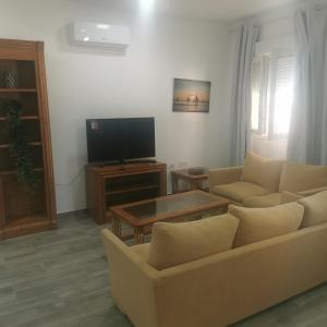 TV a/nebo společenská místnost v ubytování Apartamentos Sanlucar Beach 1